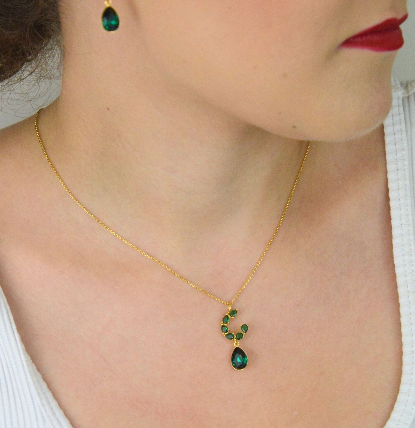 Naszyjnik pozłacany Spark Gamberi NKG4320EMEM wykonany ze srebra próby 925, zdobiony zielonymi cyrkoniami i ekskluzywnymi kryształami Emerald. Zapakowany w eleganckie pudełko. Gwarancja 2 lata.1.jpg