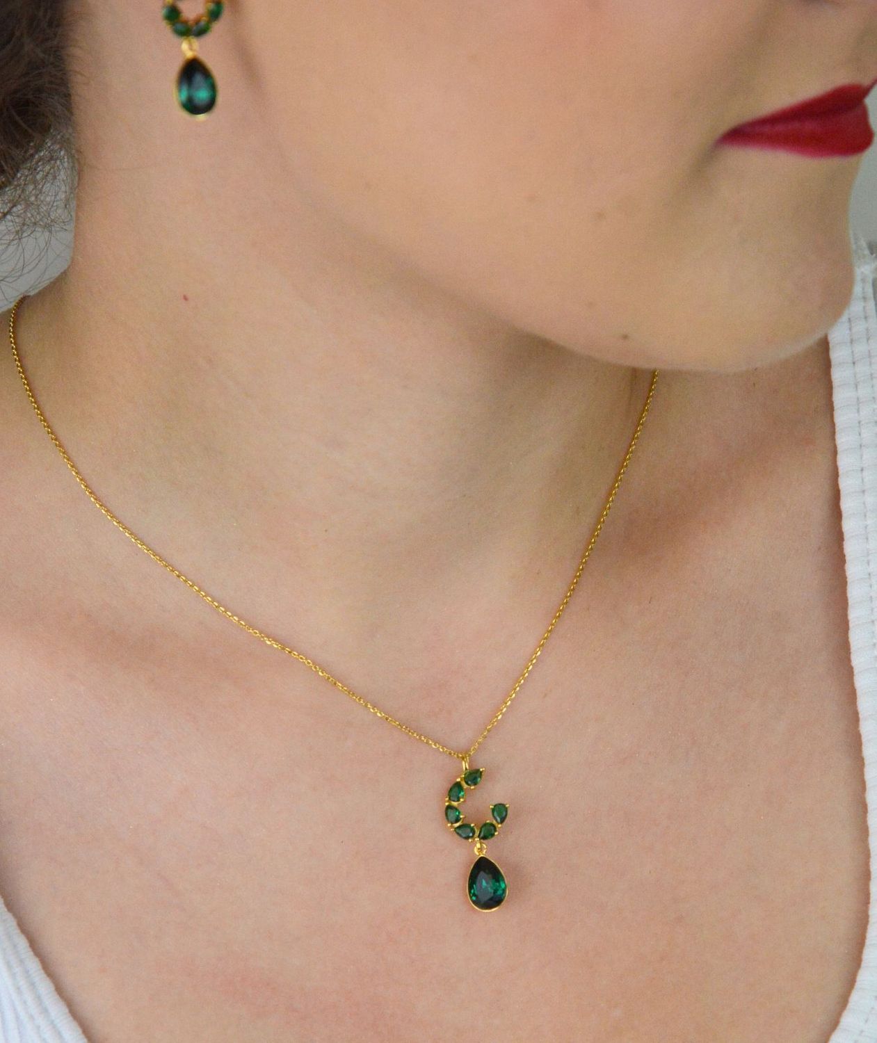 Naszyjnik pozłacany Spark Gamberi NKG4320EMEM wykonany ze srebra próby 925, zdobiony zielonymi cyrkoniami i ekskluzywnymi kryształami Emerald. Zapakowany w eleganckie pudełko. Gwarancja 2 lata.1.jpg