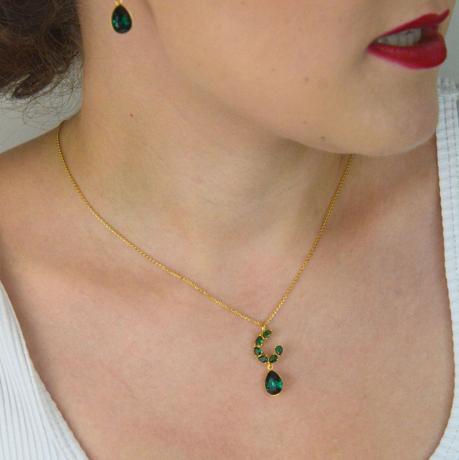 Naszyjnik pozłacany Spark Gamberi NKG4320EMEM wykonany ze srebra próby 925, zdobiony zielonymi cyrkoniami i ekskluzywnymi kryształami Emerald. Zapakowany w eleganckie pudełko. Gwarancja 2 lata.1.jpg