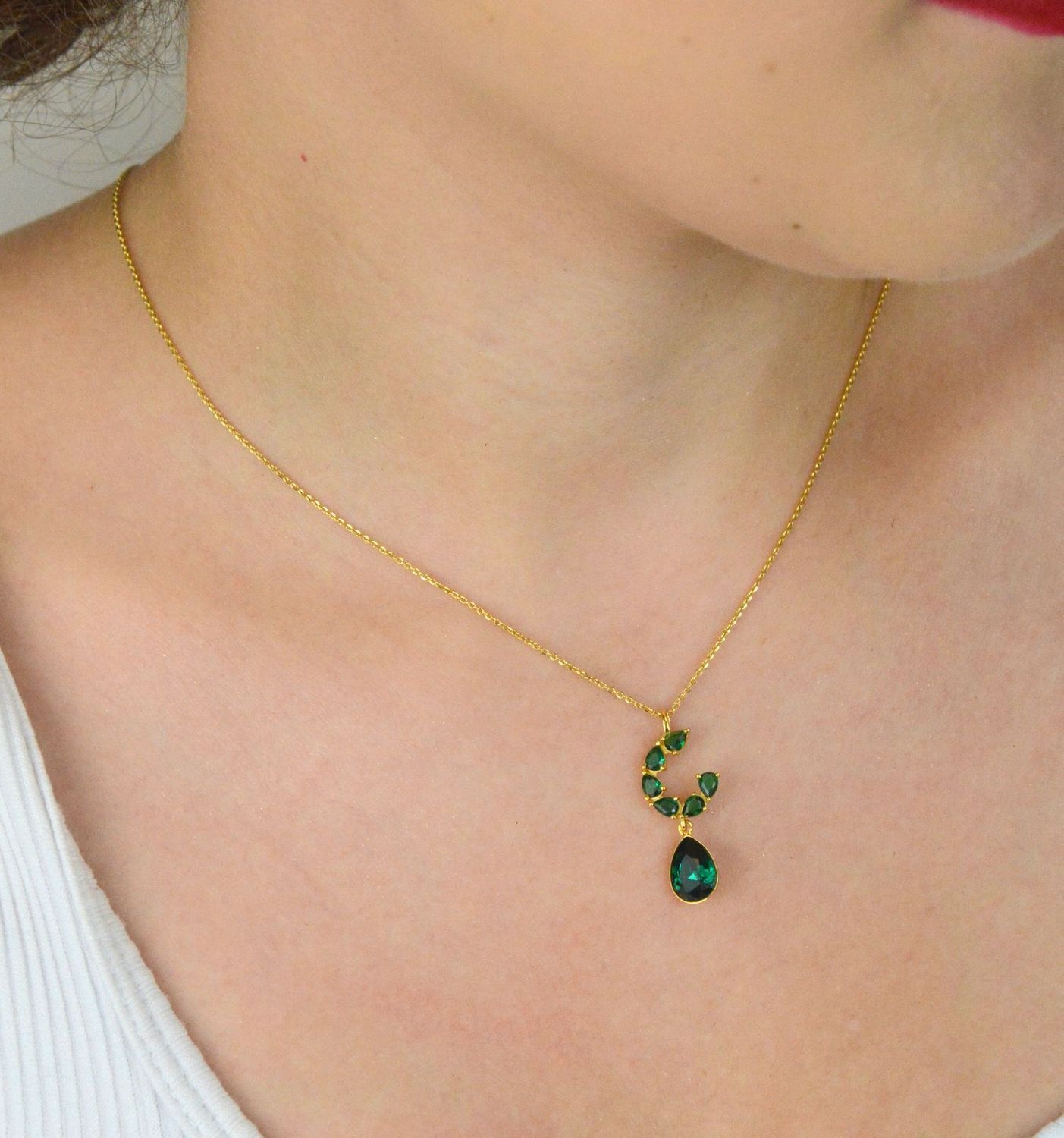 Naszyjnik pozłacany Spark Gamberi NKG4320EMEM wykonany ze srebra próby 925, zdobiony zielonymi cyrkoniami i ekskluzywnymi kryształami Emerald. Zapakowany w eleganckie pudełko. Gwarancja 2 lata.1.jpg