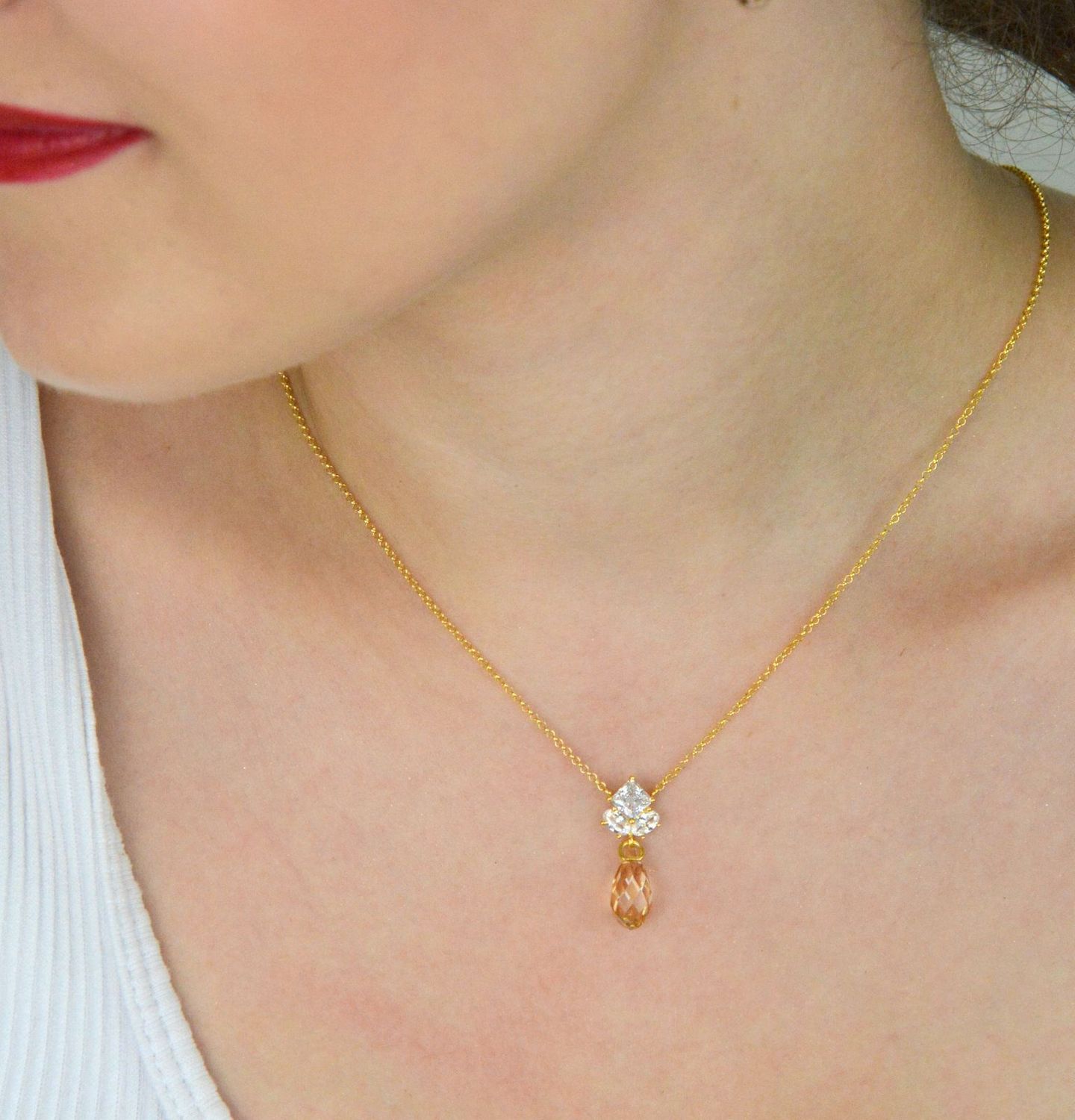 Elegancki naszyjnik Spark Golden Shadow NKG6010CGS wykonany z pozłacanego srebra próby 925, ozdobiony luksusowymi kryształkami. Długość łańcuszka 45 cm (38 cm + 7 cm przedłużki). 1.jpg