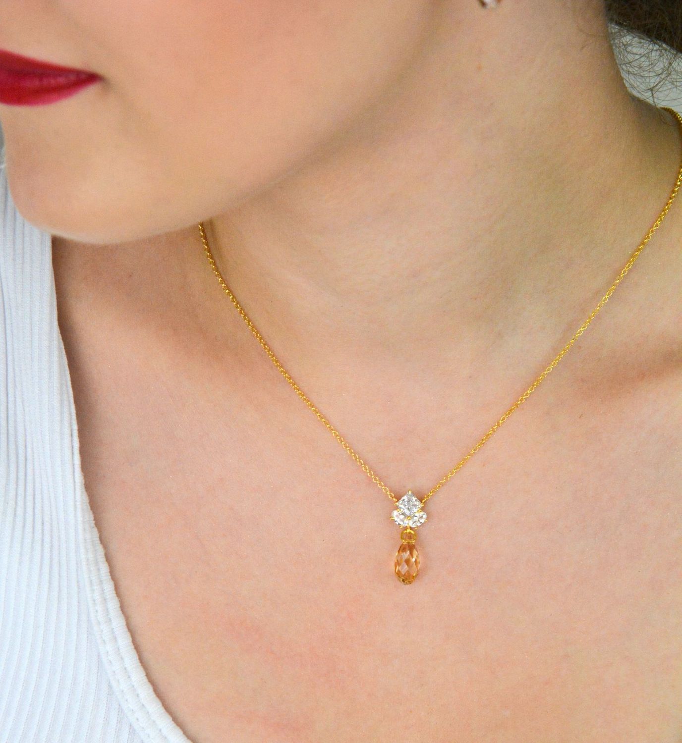 Elegancki naszyjnik Spark Golden Shadow NKG6010CGS wykonany z pozłacanego srebra próby 925, ozdobiony luksusowymi kryształkami. Długość łańcuszka 45 cm (38 cm + 7 cm przedłużki). 1.jpg