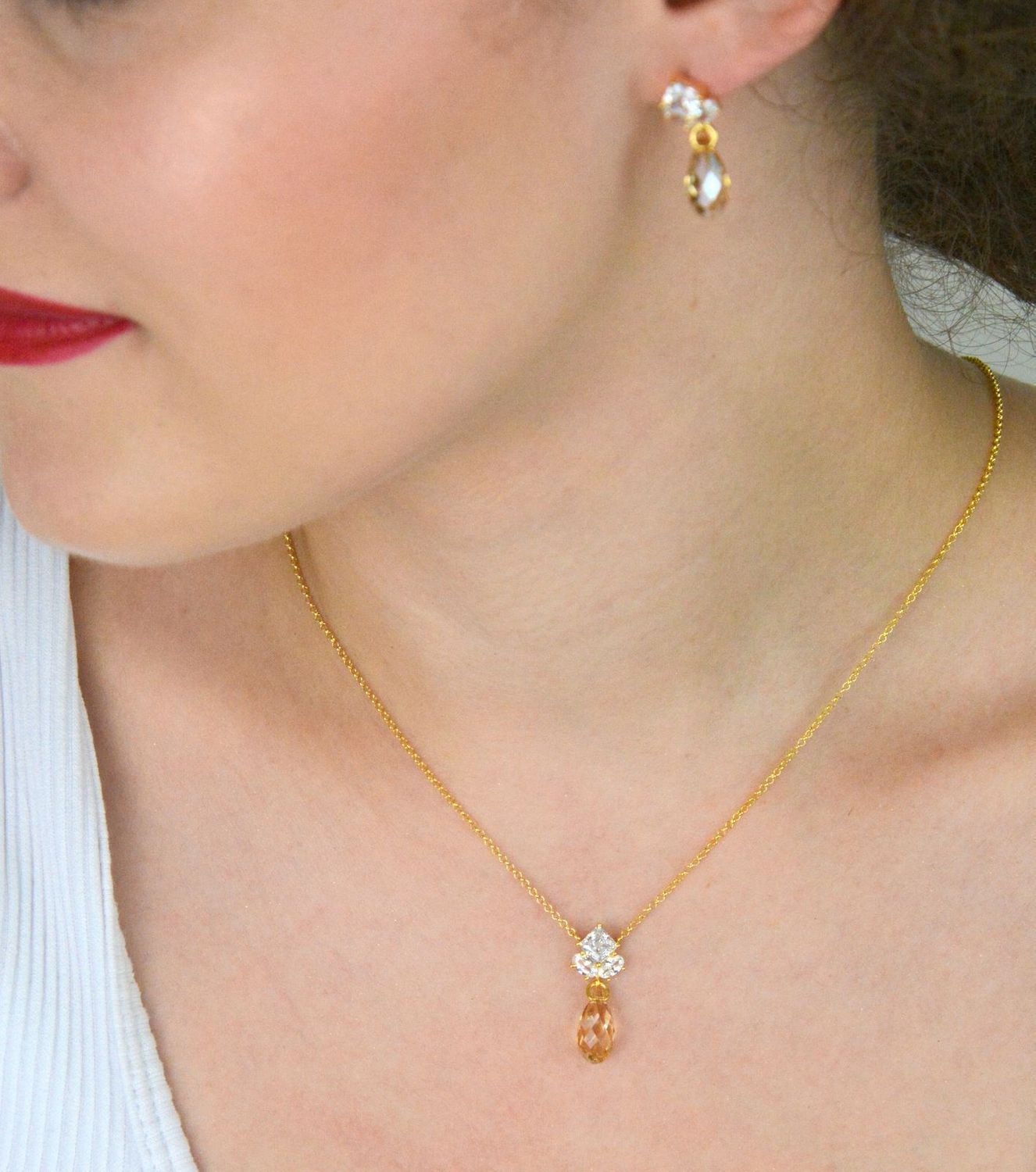 Elegancki naszyjnik Spark Golden Shadow NKG6010CGS wykonany z pozłacanego srebra próby 925, ozdobiony luksusowymi kryształkami. Długość łańcuszka 45 cm (38 cm + 7 cm przedłużki). 1.jpg