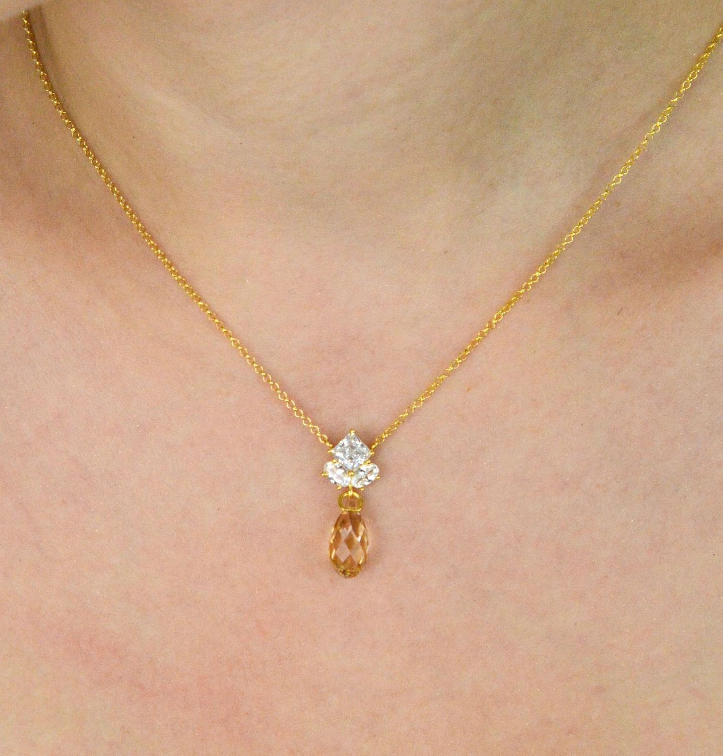 Elegancki naszyjnik Spark Golden Shadow NKG6010CGS wykonany z pozłacanego srebra próby 925, ozdobiony luksusowymi kryształkami. Długość łańcuszka 45 cm (38 cm + 7 cm przedłużki). 1.jpg