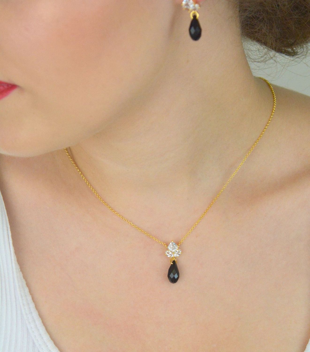 Elegancki naszyjnik pozłacany srebrny 925 z ważką ozdobioną cyrkoniami i kryształami Swarovski w kolorze zielonym i niebieskim. Długość 42 cm + 6 cm regulacja. Idealny na prezent!1.webp