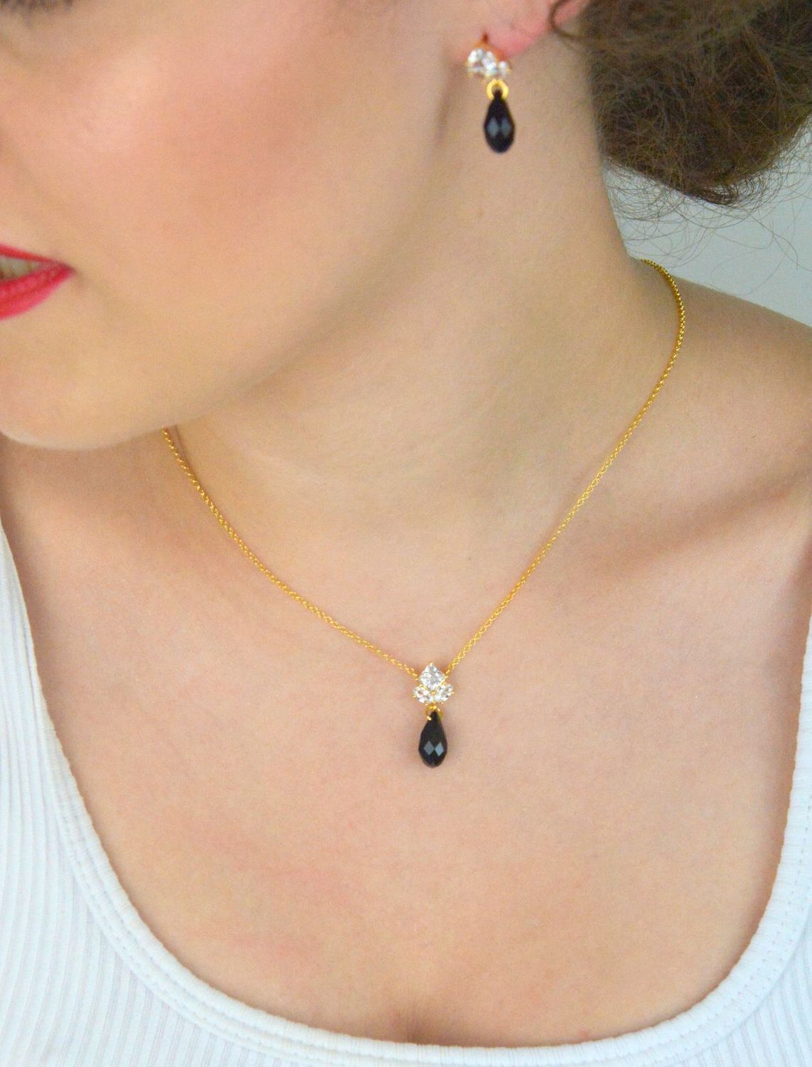 Elegancki naszyjnik pozłacany srebrny 925 z ważką ozdobioną cyrkoniami i kryształami Swarovski w kolorze zielonym i niebieskim. Długość 42 cm + 6 cm regulacja. Idealny na prezent!1.webp