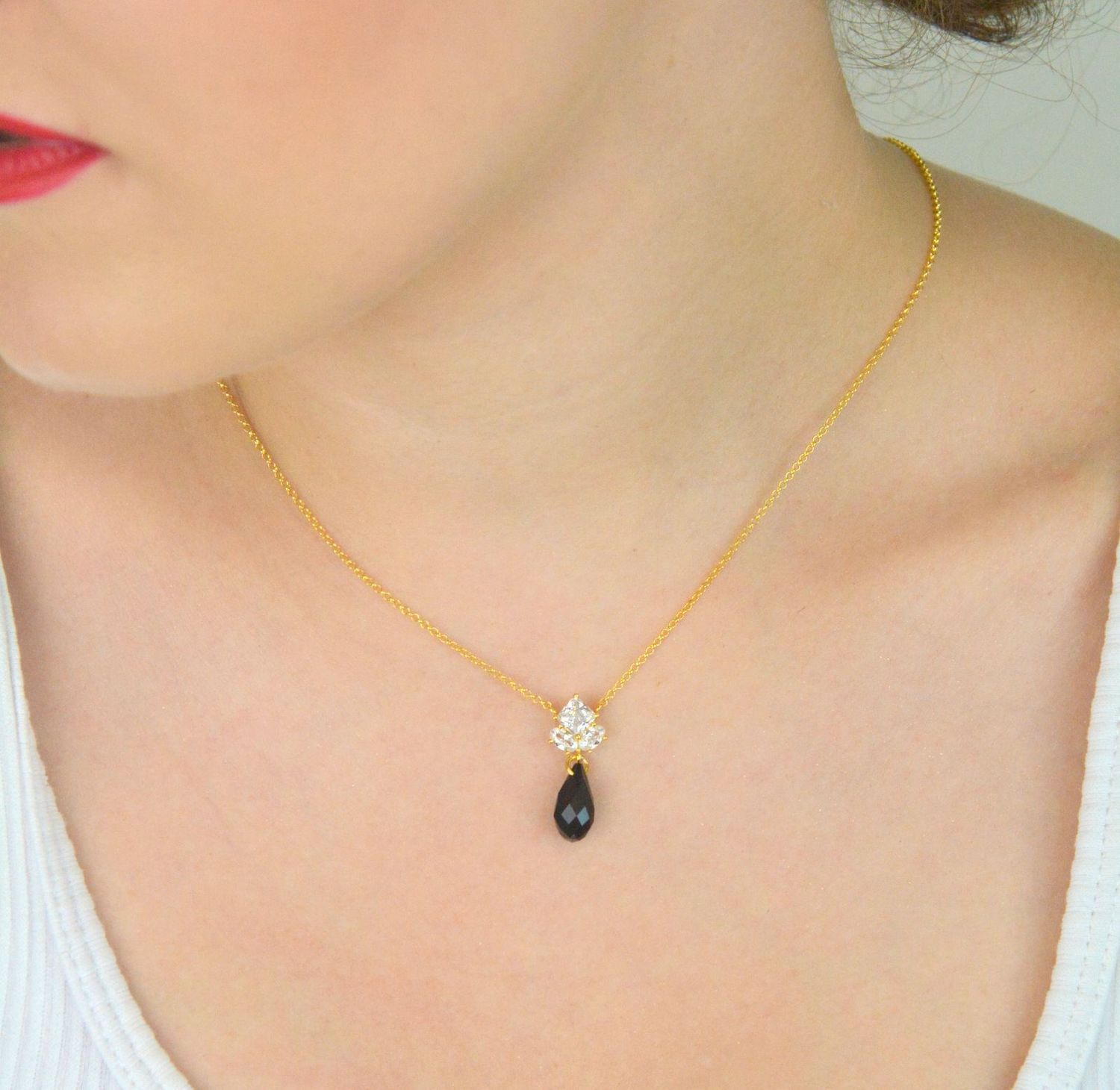 Elegancki naszyjnik pozłacany srebrny 925 z ważką ozdobioną cyrkoniami i kryształami Swarovski w kolorze zielonym i niebieskim. Długość 42 cm + 6 cm regulacja. Idealny na prezent!1.webp