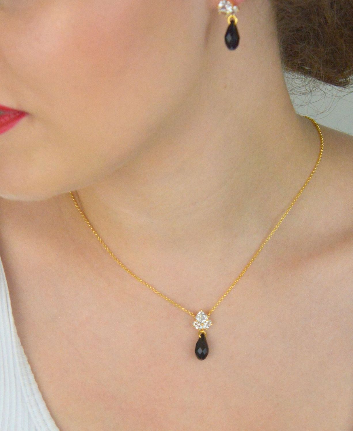 Elegancki naszyjnik pozłacany srebrny 925 z ważką ozdobioną cyrkoniami i kryształami Swarovski w kolorze zielonym i niebieskim. Długość 42 cm + 6 cm regulacja. Idealny na prezent!1.webp