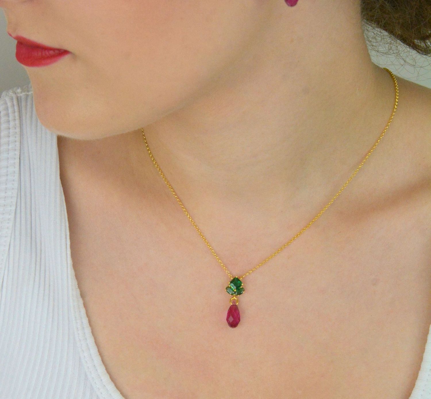 Naszyjnik SPARK NKG6010EMF wykonany z pozłacanego srebra 925, ozdobiony kryształkami ciemnej zieleni i fuksji. Regulowana długość 40–45 cm. Idealny na prezent!1.jpg