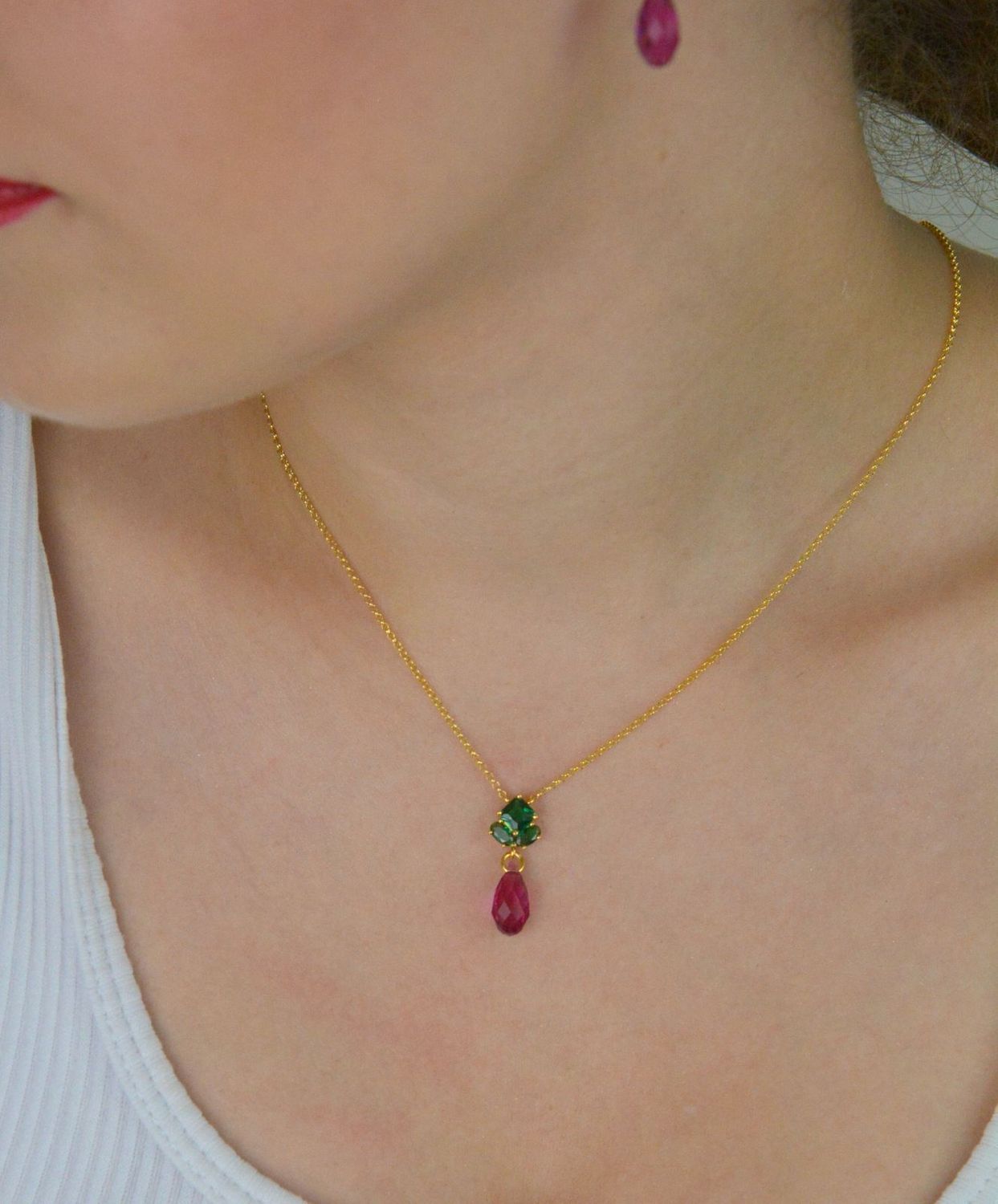 Naszyjnik SPARK NKG6010EMF wykonany z pozłacanego srebra 925, ozdobiony kryształkami ciemnej zieleni i fuksji. Regulowana długość 40–45 cm. Idealny na prezent!1.jpg