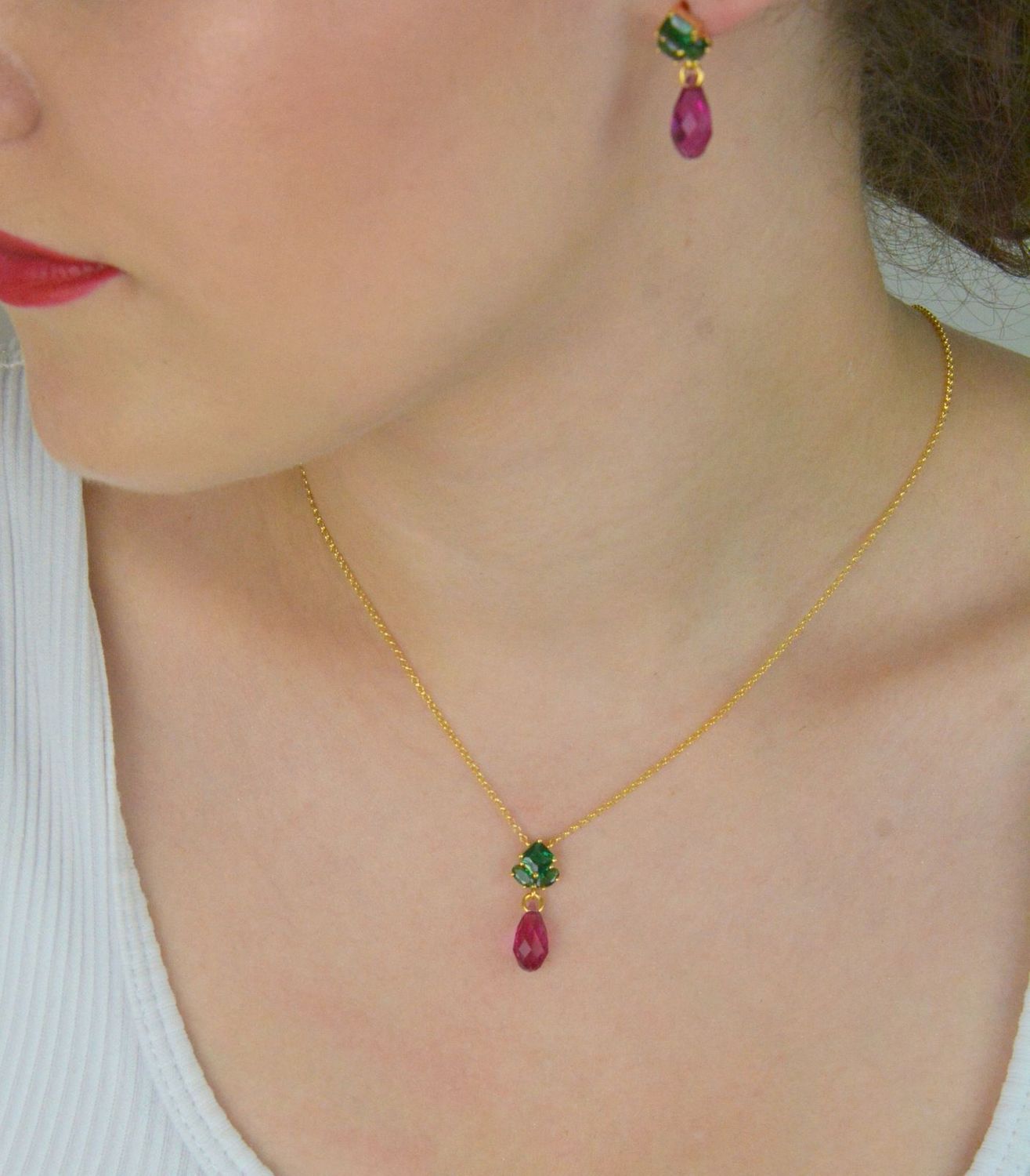 Naszyjnik SPARK NKG6010EMF wykonany z pozłacanego srebra 925, ozdobiony kryształkami ciemnej zieleni i fuksji. Regulowana długość 40–45 cm. Idealny na prezent!1.jpg