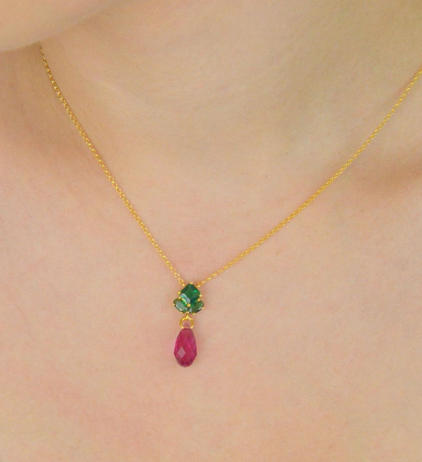 Naszyjnik SPARK NKG6010EMF wykonany z pozłacanego srebra 925, ozdobiony kryształkami ciemnej zieleni i fuksji. Regulowana długość 40–45 cm. Idealny na prezent!1.jpg