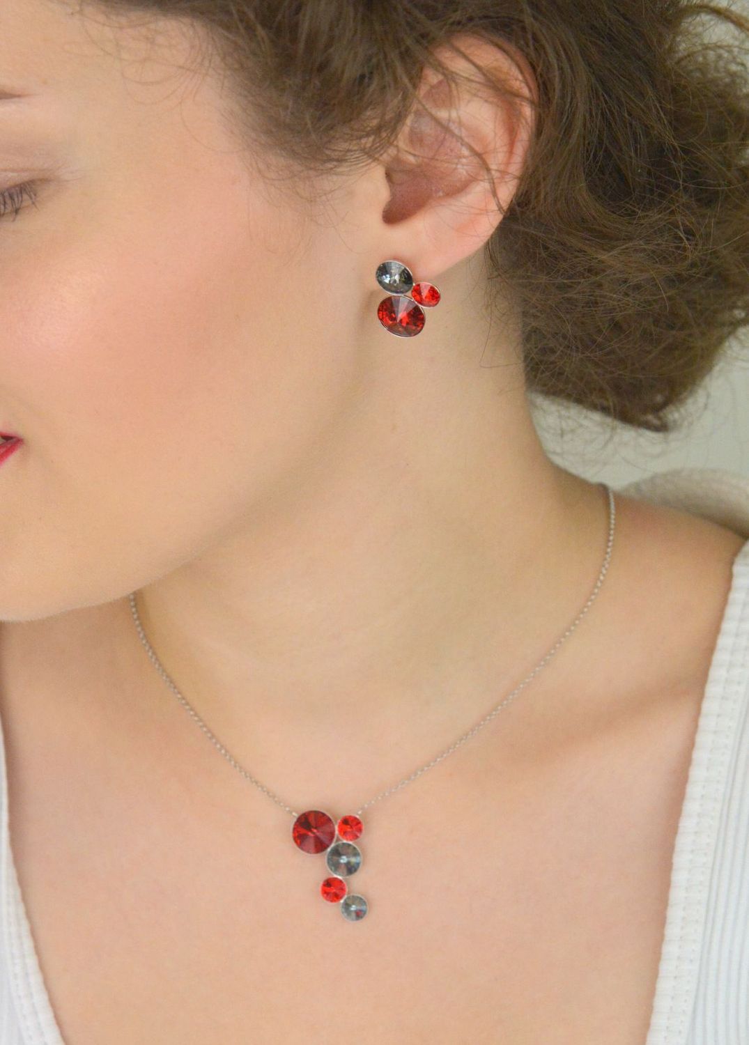 Naszyjnik damski srebrny NM1122SCSN – Srebro 925 z kryształami Swarovski czerwonymi i czarnymi.jpg