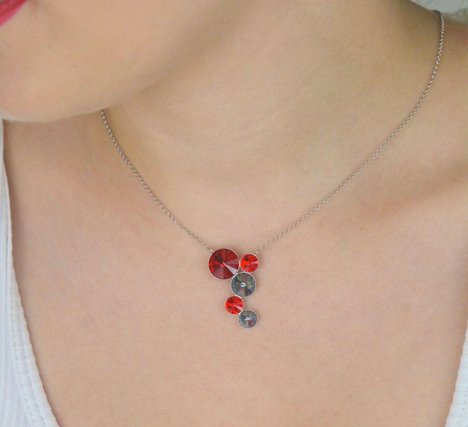 Naszyjnik damski srebrny NM1122SCSN – Srebro 925 z kryształami Swarovski czerwonymi i czarnymi.jpg