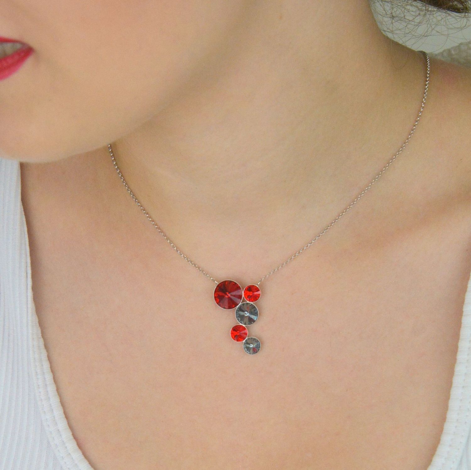 Naszyjnik damski srebrny NM1122SCSN – Srebro 925 z kryształami Swarovski czerwonymi i czarnymi.jpg