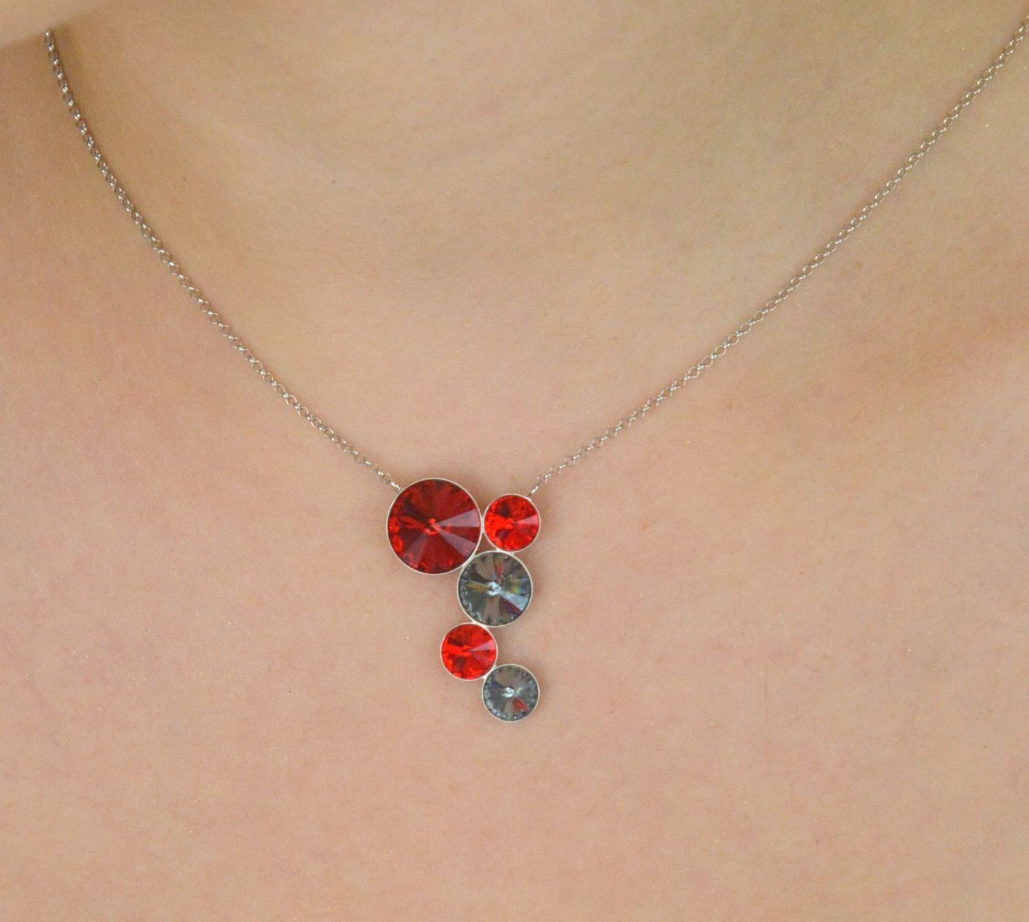 Naszyjnik damski srebrny NM1122SCSN – Srebro 925 z kryształami Swarovski czerwonymi i czarnymi.jpg