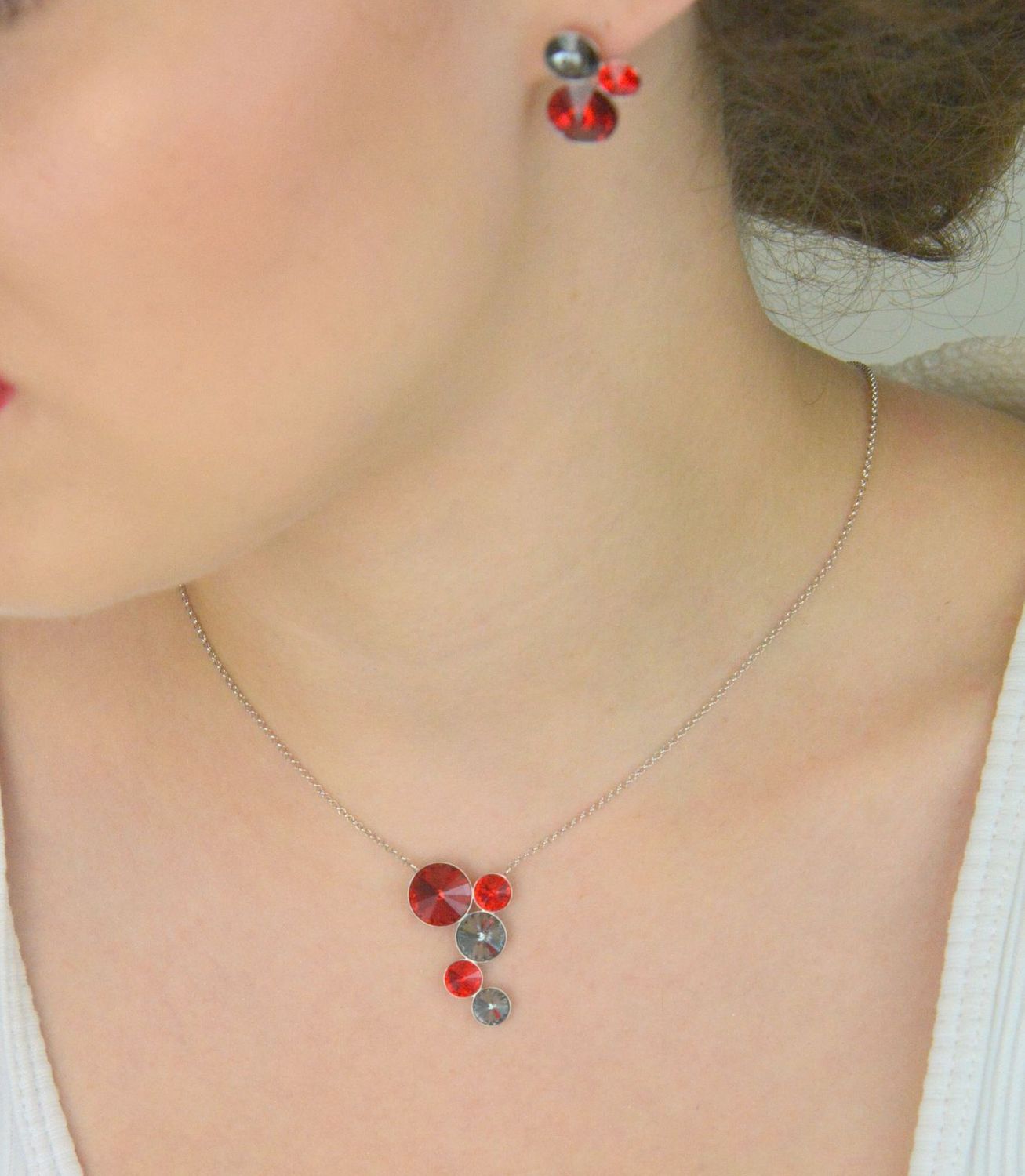 Naszyjnik damski srebrny NM1122SCSN – Srebro 925 z kryształami Swarovski czerwonymi i czarnymi.jpg