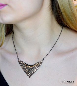 Srebrny naszyjnik z kryształem Swarovskiego w kolorze Rose Gold NMESH18RG. Naszyjnik wykonany ze srebra próby 925 oraz ekskluzywnych kryształów Swarovski® crystals w kolorze Rose Gold (1).JPG