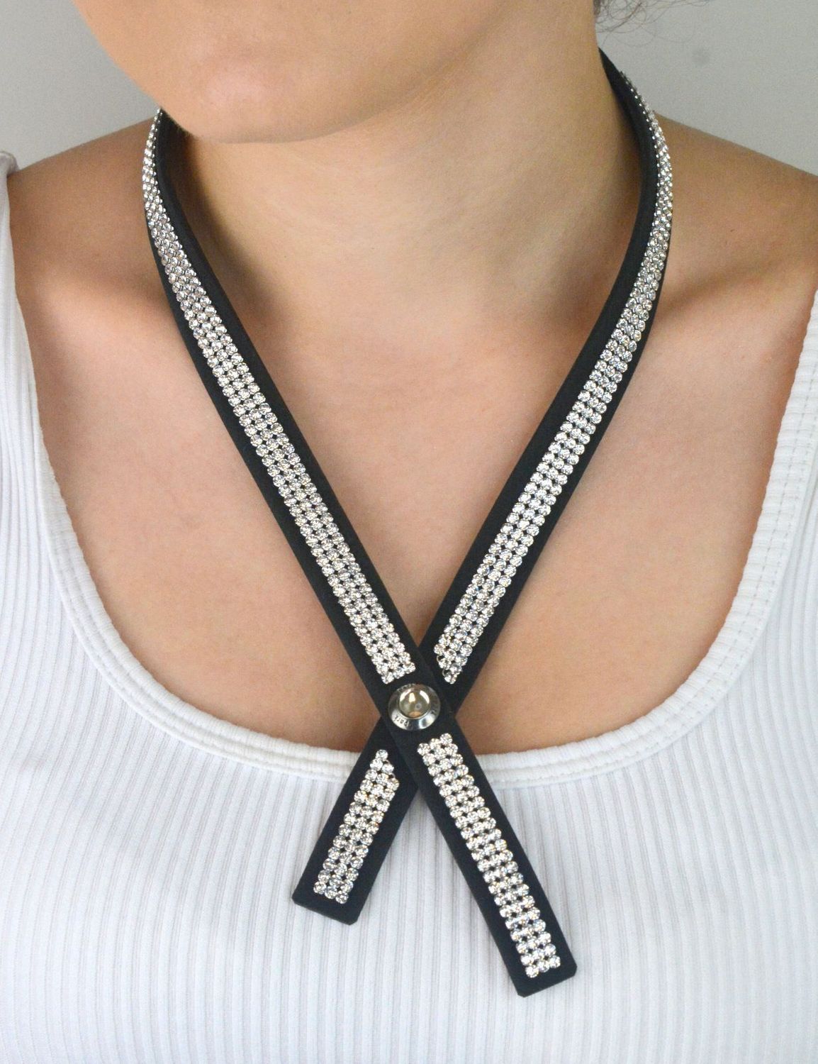 Naszyjnik damski NMESH3CZC z czarnej Alcantary® i kryształami Crystals w odcieniu Crystal. Długość 47 cm, szerokość 1,6 cm. Elegancki i luksusowy dodatek na każdą okazję.1.jpg