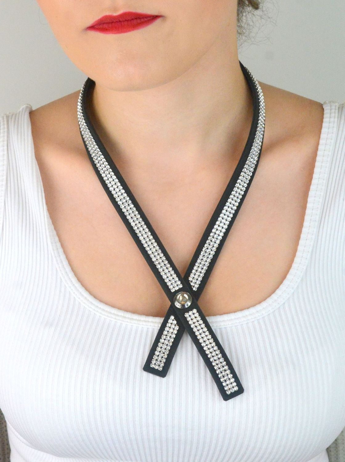Naszyjnik damski NMESH3CZC z czarnej Alcantary® i kryształami Crystals w odcieniu Crystal. Długość 47 cm, szerokość 1,6 cm. Elegancki i luksusowy dodatek na każdą okazję.1.jpg