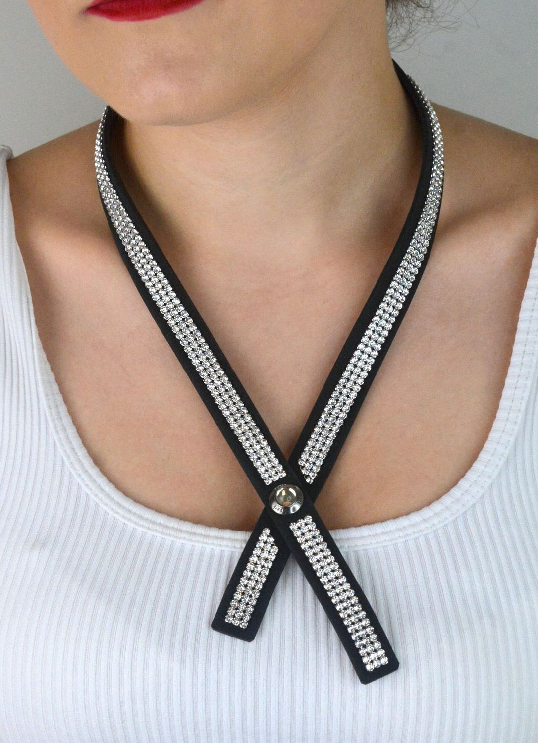 Naszyjnik damski NMESH3CZC z czarnej Alcantary® i kryształami Crystals w odcieniu Crystal. Długość 47 cm, szerokość 1,6 cm. Elegancki i luksusowy dodatek na każdą okazję.1.jpg