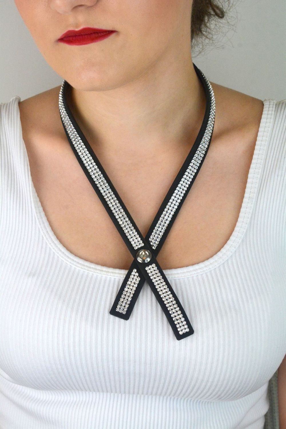 Naszyjnik damski NMESH3CZC z czarnej Alcantary® i kryształami Crystals w odcieniu Crystal. Długość 47 cm, szerokość 1,6 cm. Elegancki i luksusowy dodatek na każdą okazję.1.jpg