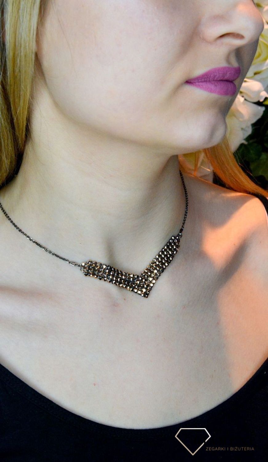 Naszyjnik czarny Swarovski Classy V-shaped w kolorze Rose Gold NMESHV4RG. Wyjątkowy blask tej biżuterii tworzy cudowne refleksy świetlne przy każdym ruchu. Długość naszyjnika 49 cm (44 cm + 5 cm przedłużka) (1).jpg