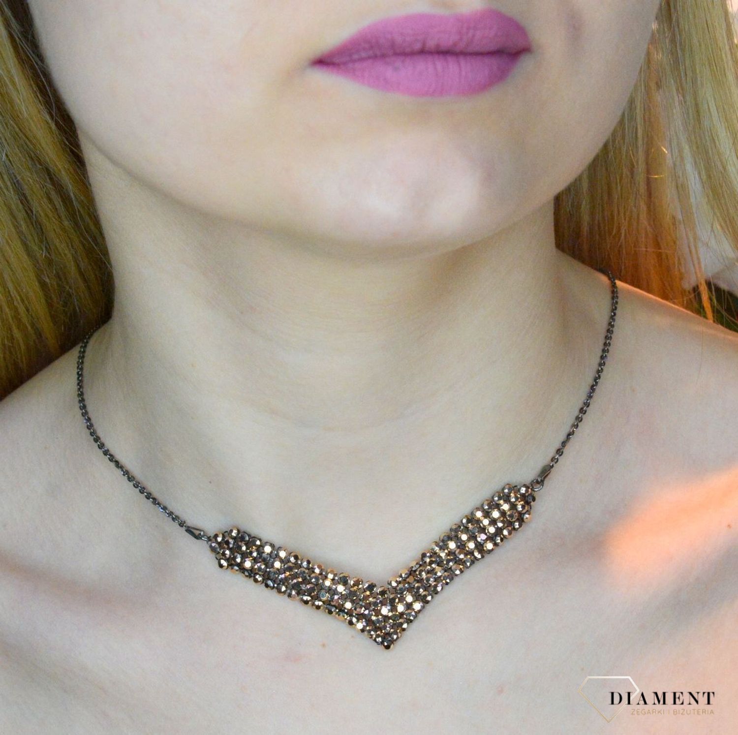 Naszyjnik czarny Swarovski Classy V-shaped w kolorze Rose Gold NMESHV4RG. Wyjątkowy blask tej biżuterii tworzy cudowne refleksy świetlne przy każdym ruchu. Długość naszyjnika 49 cm (44 cm + 5 cm przedłużka) (1).jpg