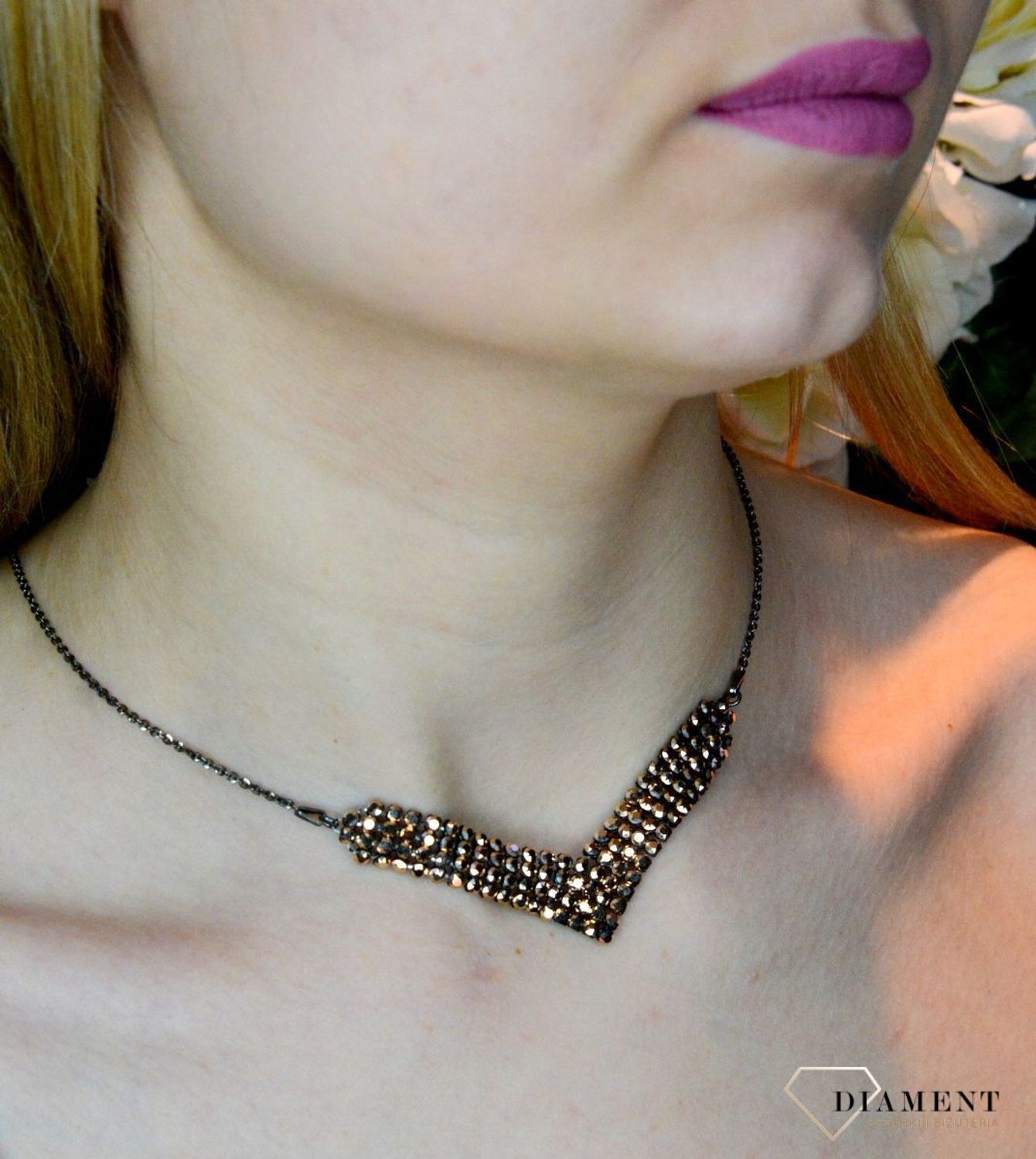 Naszyjnik czarny Swarovski Classy V-shaped w kolorze Rose Gold NMESHV4RG. Wyjątkowy blask tej biżuterii tworzy cudowne refleksy świetlne przy każdym ruchu. Długość naszyjnika 49 cm (44 cm + 5 cm przedłużka) (1).jpg