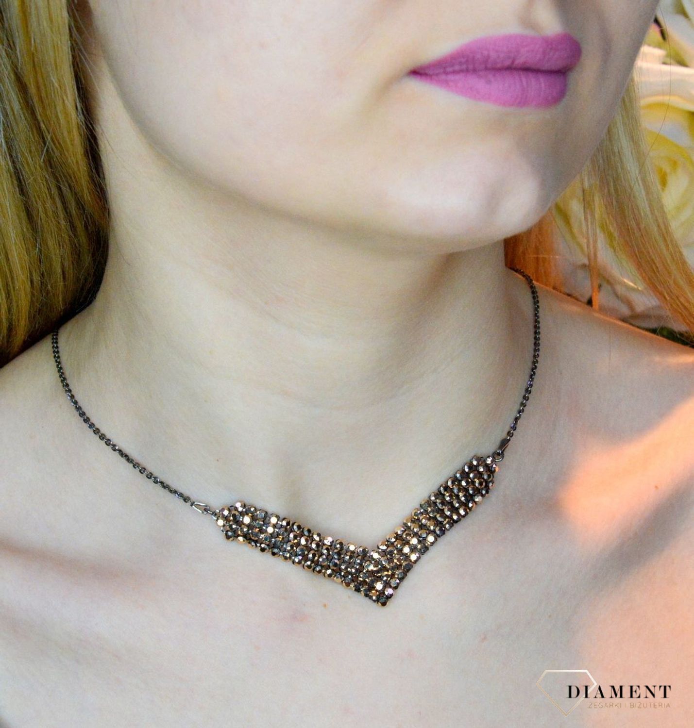 Naszyjnik czarny Swarovski Classy V-shaped w kolorze Rose Gold NMESHV4RG. Wyjątkowy blask tej biżuterii tworzy cudowne refleksy świetlne przy każdym ruchu. Długość naszyjnika 49 cm (44 cm + 5 cm przedłużka) (1).jpg