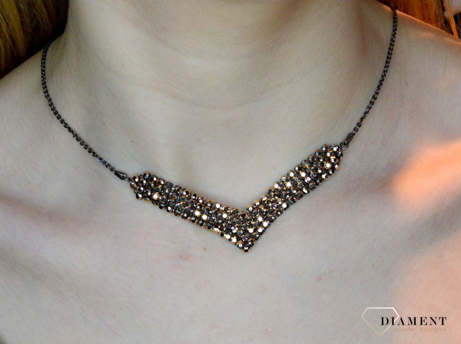 Naszyjnik czarny Swarovski Classy V-shaped w kolorze Rose Gold NMESHV4RG. Wyjątkowy blask tej biżuterii tworzy cudowne refleksy świetlne przy każdym ruchu. Długość naszyjnika 49 cm (44 cm + 5 cm przedłużka) (1).jpg