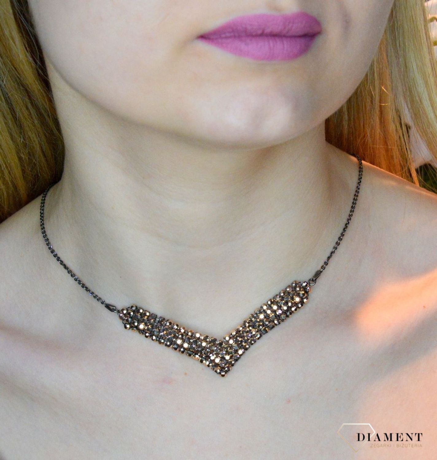 Naszyjnik czarny Swarovski Classy V-shaped w kolorze Rose Gold NMESHV4RG. Wyjątkowy blask tej biżuterii tworzy cudowne refleksy świetlne przy każdym ruchu. Długość naszyjnika 49 cm (44 cm + 5 cm przedłużka) (1).jpg