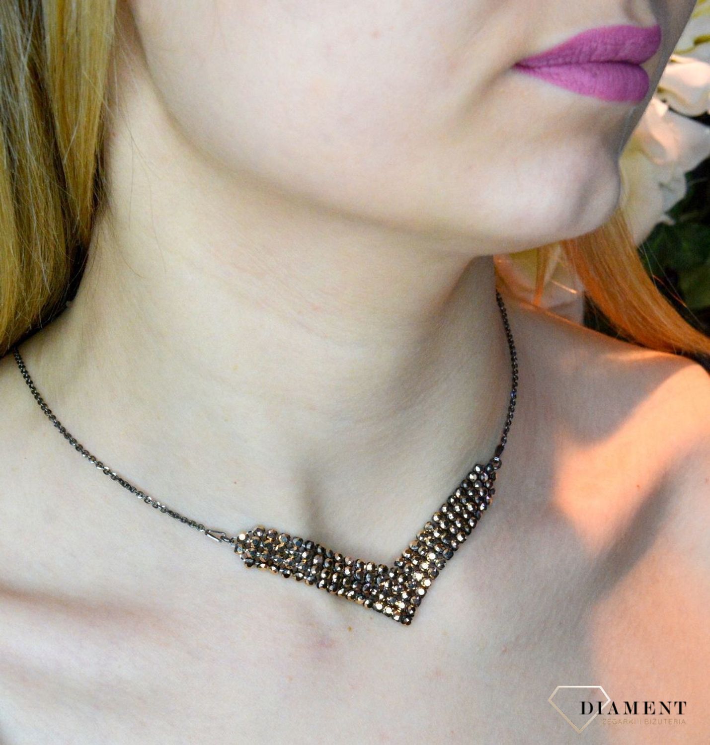 Naszyjnik czarny Swarovski Classy V-shaped w kolorze Rose Gold NMESHV4RG. Wyjątkowy blask tej biżuterii tworzy cudowne refleksy świetlne przy każdym ruchu. Długość naszyjnika 49 cm (44 cm + 5 cm przedłużka) (1).jpg