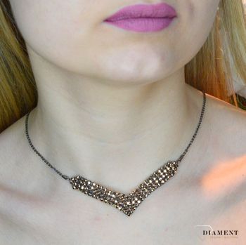 Naszyjnik czarny Swarovski Classy V-shaped w kolorze Rose Gold NMESHV4RG. Wyjątkowy blask tej biżuterii tworzy cudowne refleksy świetlne przy każdym ruchu.  (2).JPG