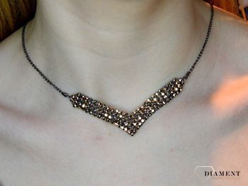 Naszyjnik czarny Swarovski Classy V-shaped w kolorze Rose Gold NMESHV4RG. Wyjątkowy blask tej biżuterii tworzy cudowne refleksy świetlne przy każdym ruchu.  (5).JPG