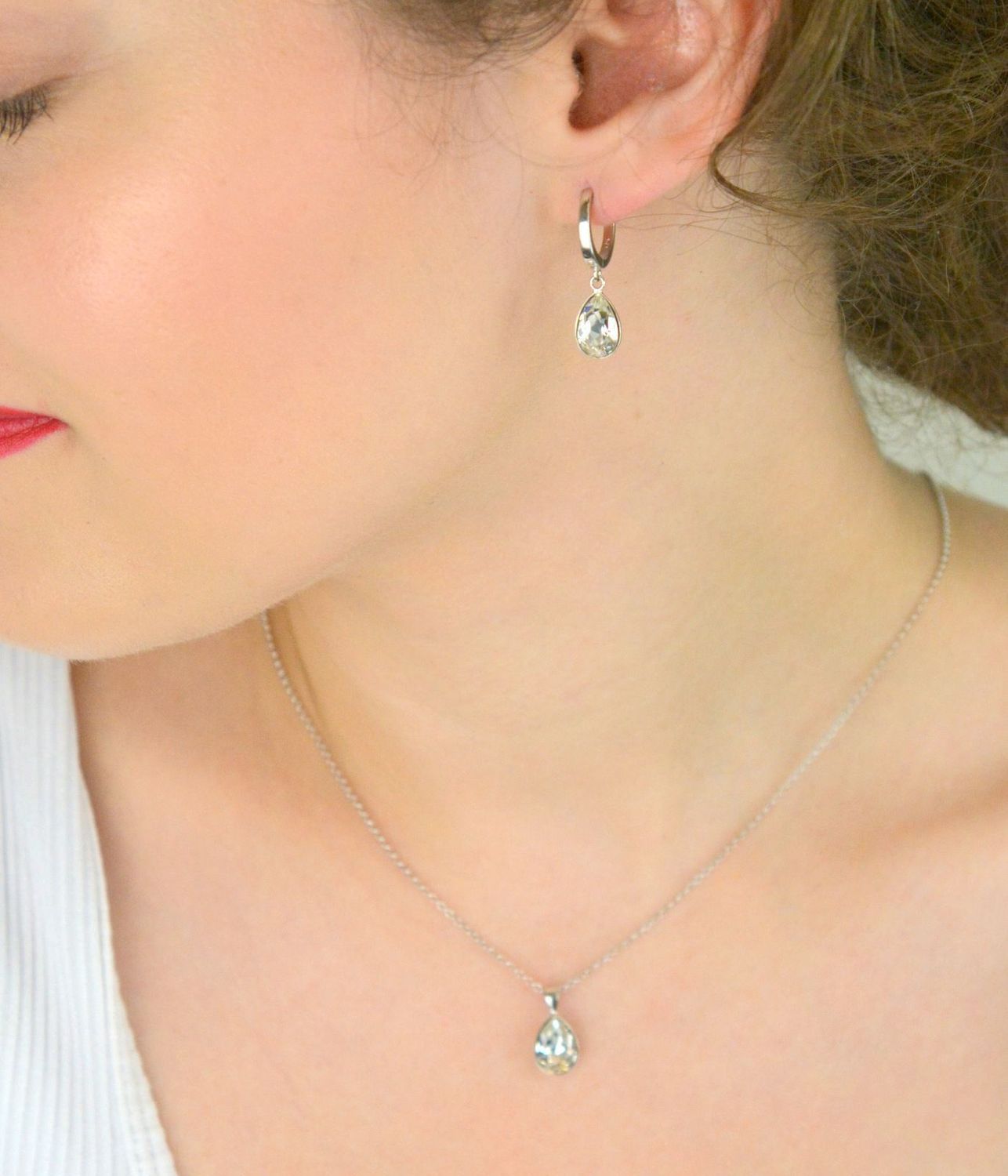 Elegancki naszyjnik Baroque Crystal wykonany z srebra próby 925, ozdobiony austriackim kryształem w kolorze Crystal. Długość łańcuszka 47 cm (42 cm + 5 cm przedłużki). I1.webp