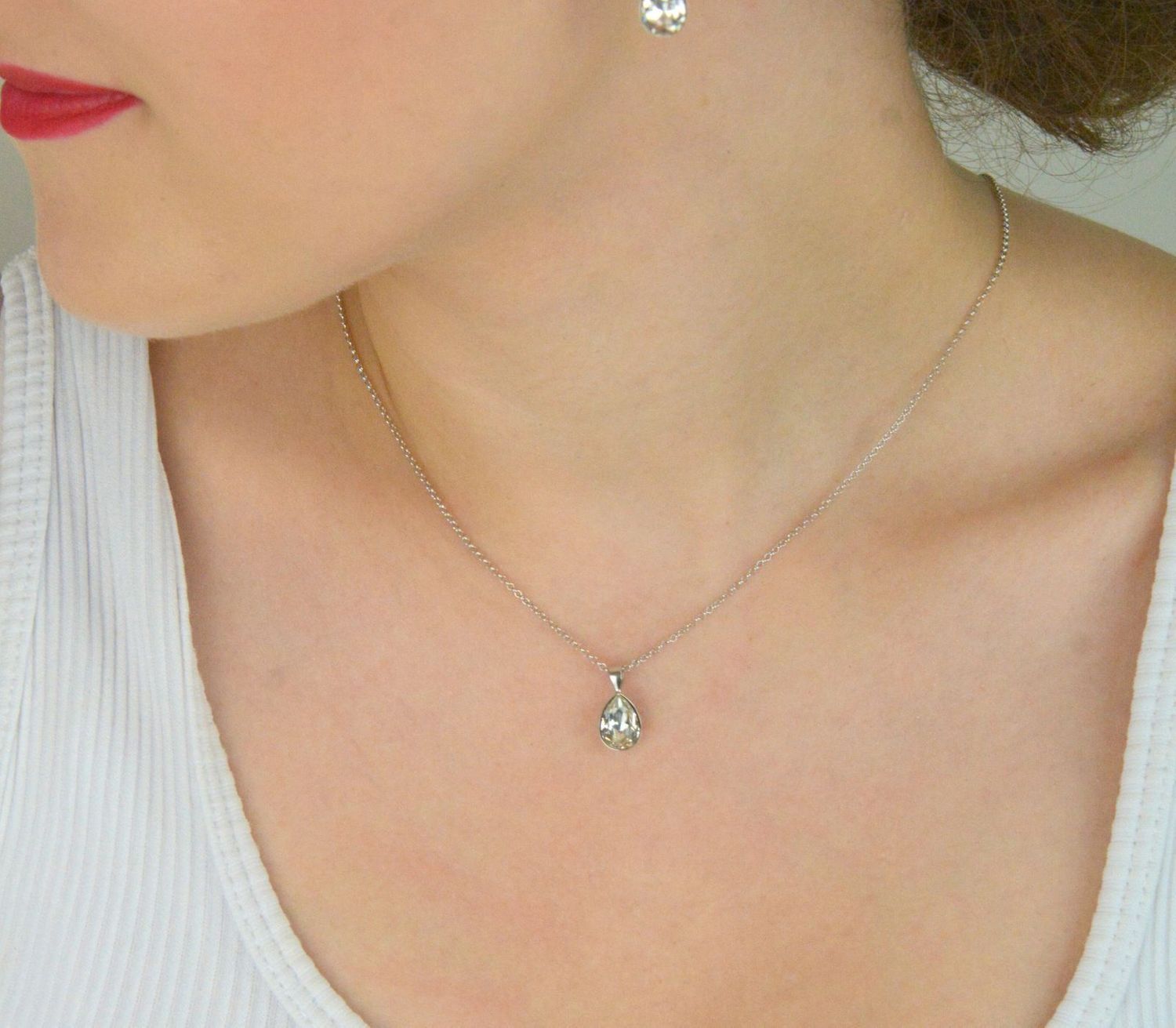 Elegancki naszyjnik Baroque Crystal wykonany z srebra próby 925, ozdobiony austriackim kryształem w kolorze Crystal. Długość łańcuszka 47 cm (42 cm + 5 cm przedłużki). I1.webp