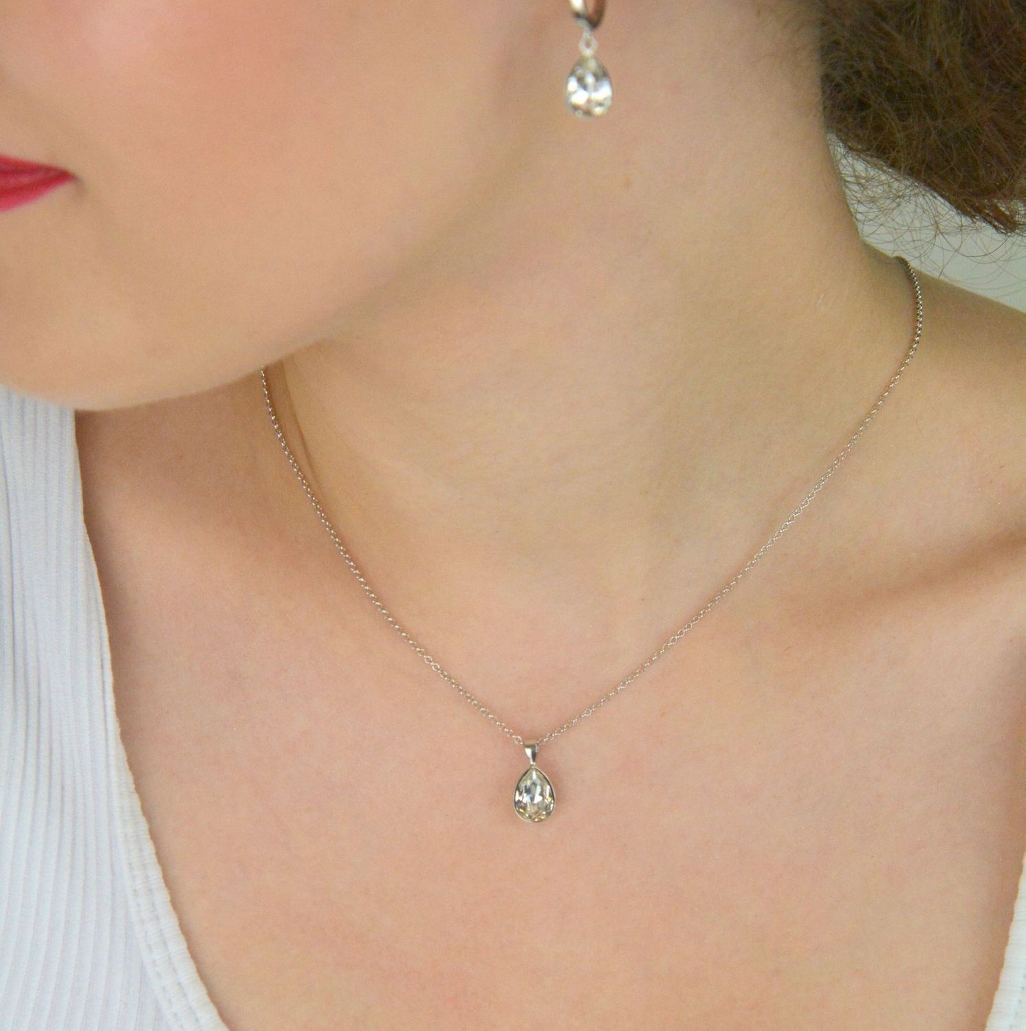 Elegancki naszyjnik Baroque Crystal wykonany z srebra próby 925, ozdobiony austriackim kryształem w kolorze Crystal. Długość łańcuszka 47 cm (42 cm + 5 cm przedłużki). I1.webp