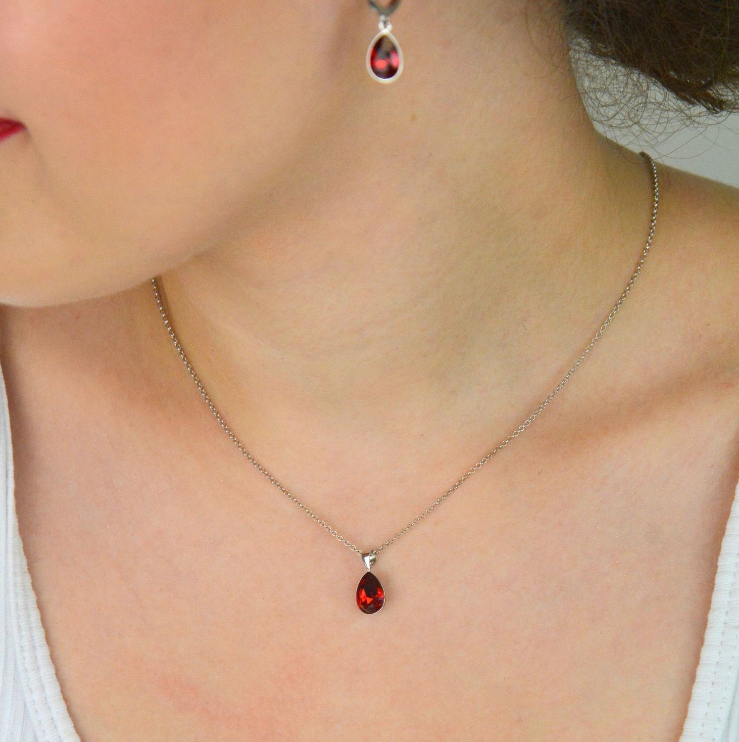 Naszyjnik srebrny NN432010SC ozdobiony czerwonym kryształem Swarovskiego w kształcie łezki. Długość 38 cm z przedłużką 7 cm, zapięcie na karabińczyk.1.jpg