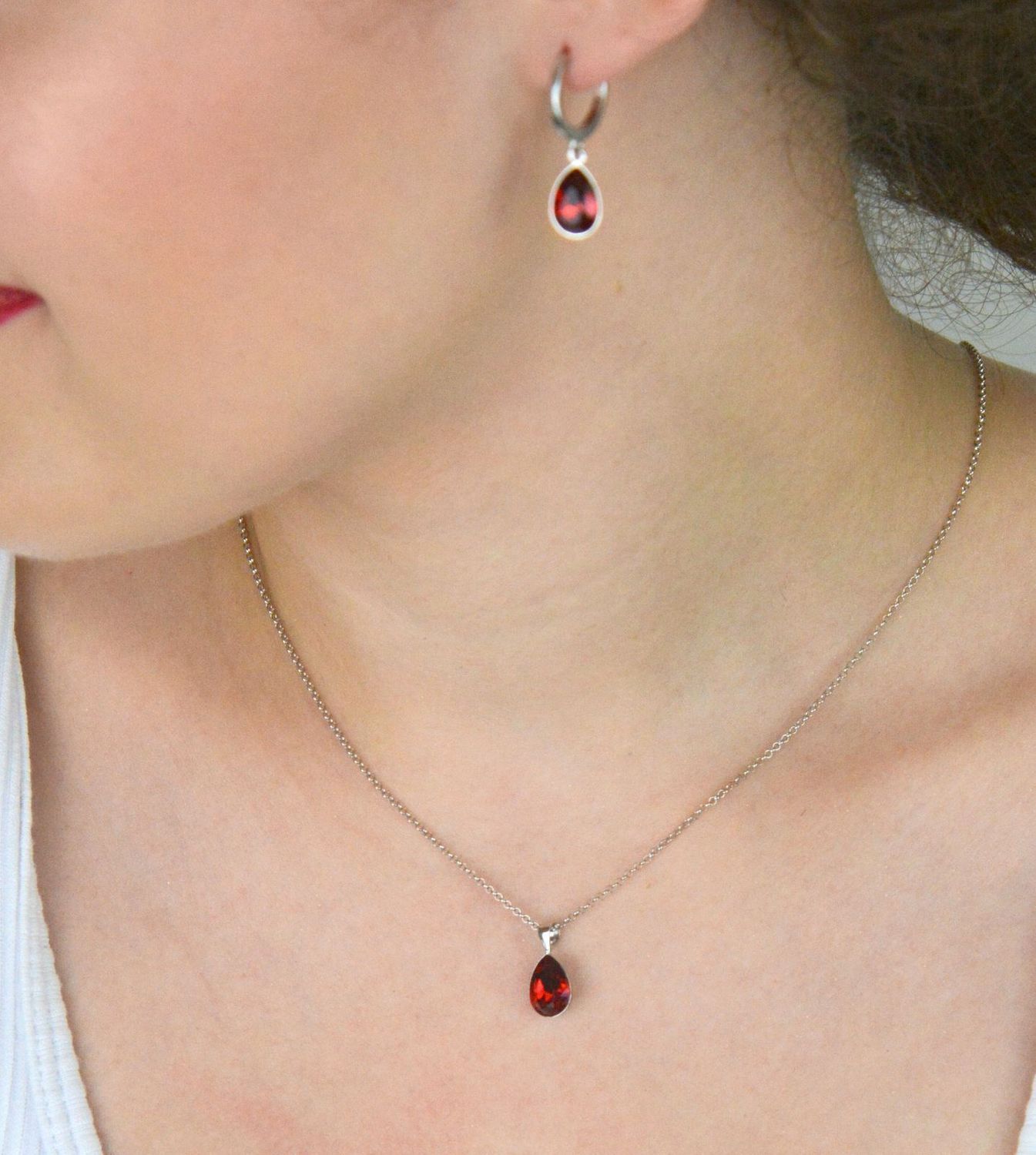 Naszyjnik srebrny NN432010SC ozdobiony czerwonym kryształem Swarovskiego w kształcie łezki. Długość 38 cm z przedłużką 7 cm, zapięcie na karabińczyk.1.jpg