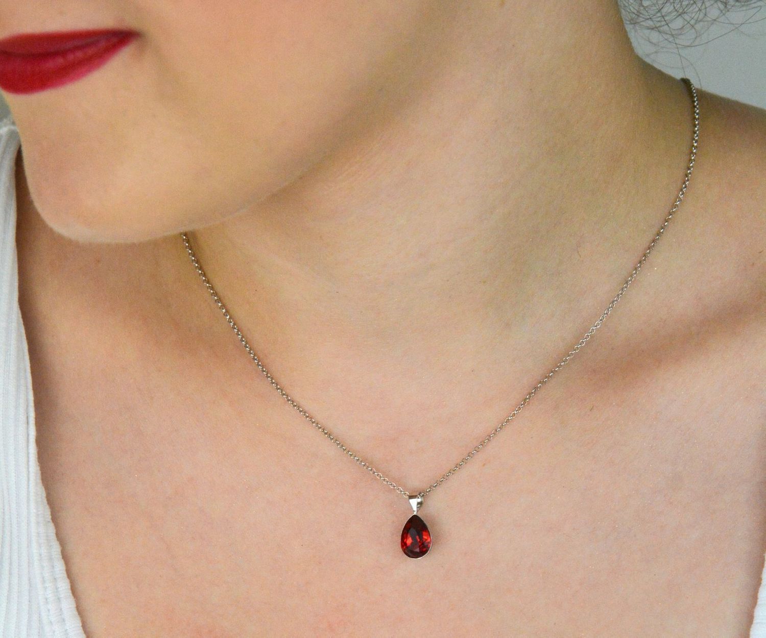 Naszyjnik srebrny NN432010SC ozdobiony czerwonym kryształem Swarovskiego w kształcie łezki. Długość 38 cm z przedłużką 7 cm, zapięcie na karabińczyk.1.jpg