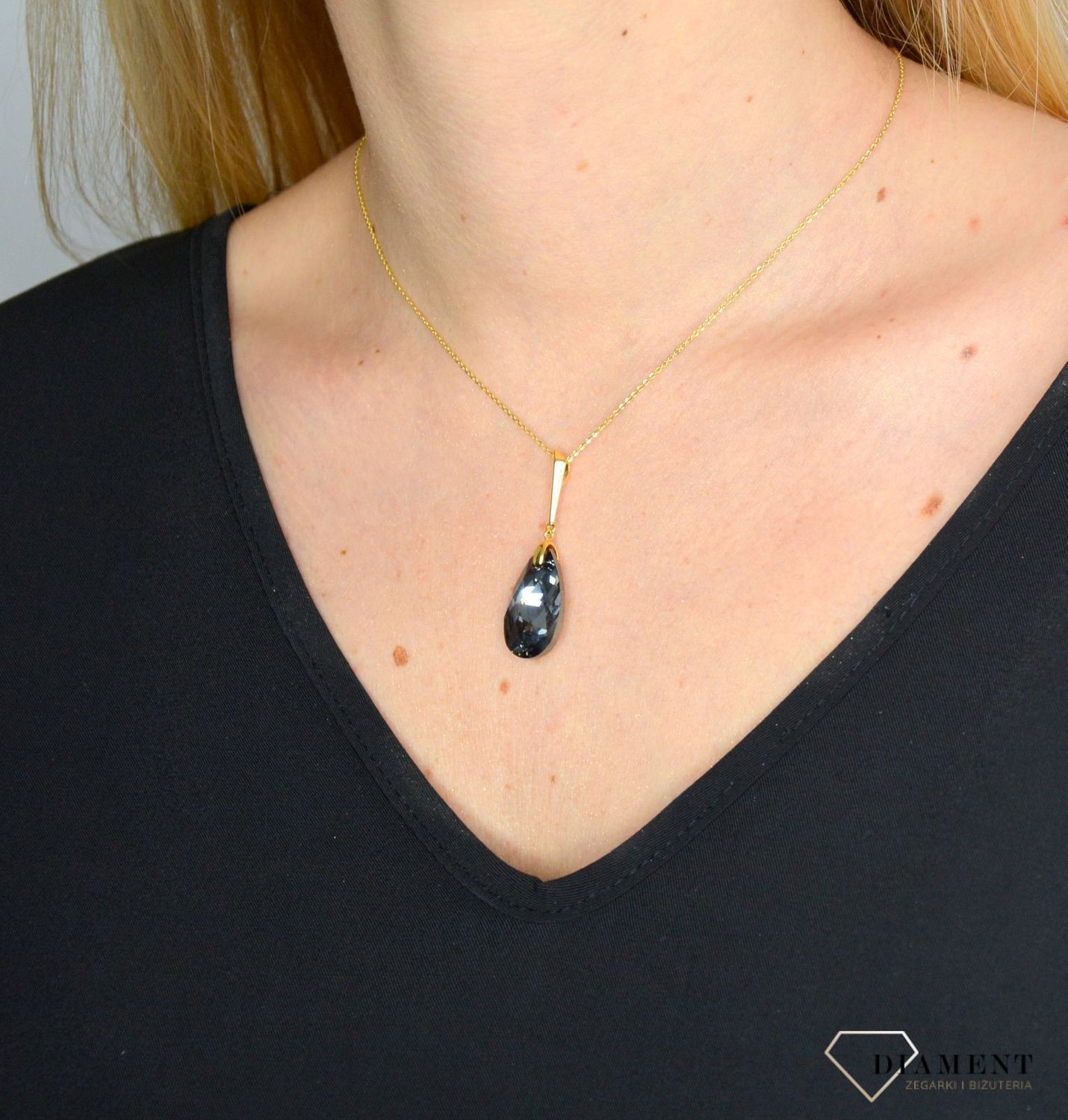 Naszyjnik pokryty złotem Swarovski szary kryształ. . Naszyjnik srebrny 'Bogata kobieta' prezent dla mamy. Naszyjnik z zielonym kryształem. Srebrne Naszyjniki Damskie w Sklepie z Biżuterią zegarki-diament.pl. Piękne i E (1).jpg