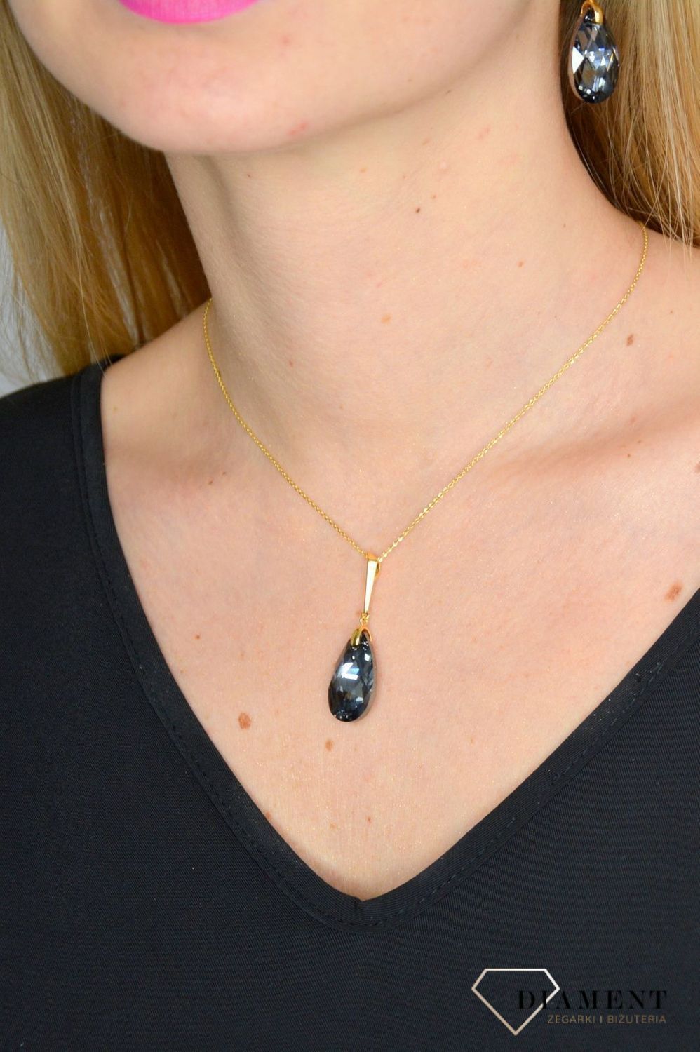 Naszyjnik pokryty złotem Swarovski szary kryształ. . Naszyjnik srebrny 'Bogata kobieta' prezent dla mamy. Naszyjnik z zielonym kryształem. Srebrne Naszyjniki Damskie w Sklepie z Biżuterią zegarki-diament.pl. Piękne i E (1).jpg