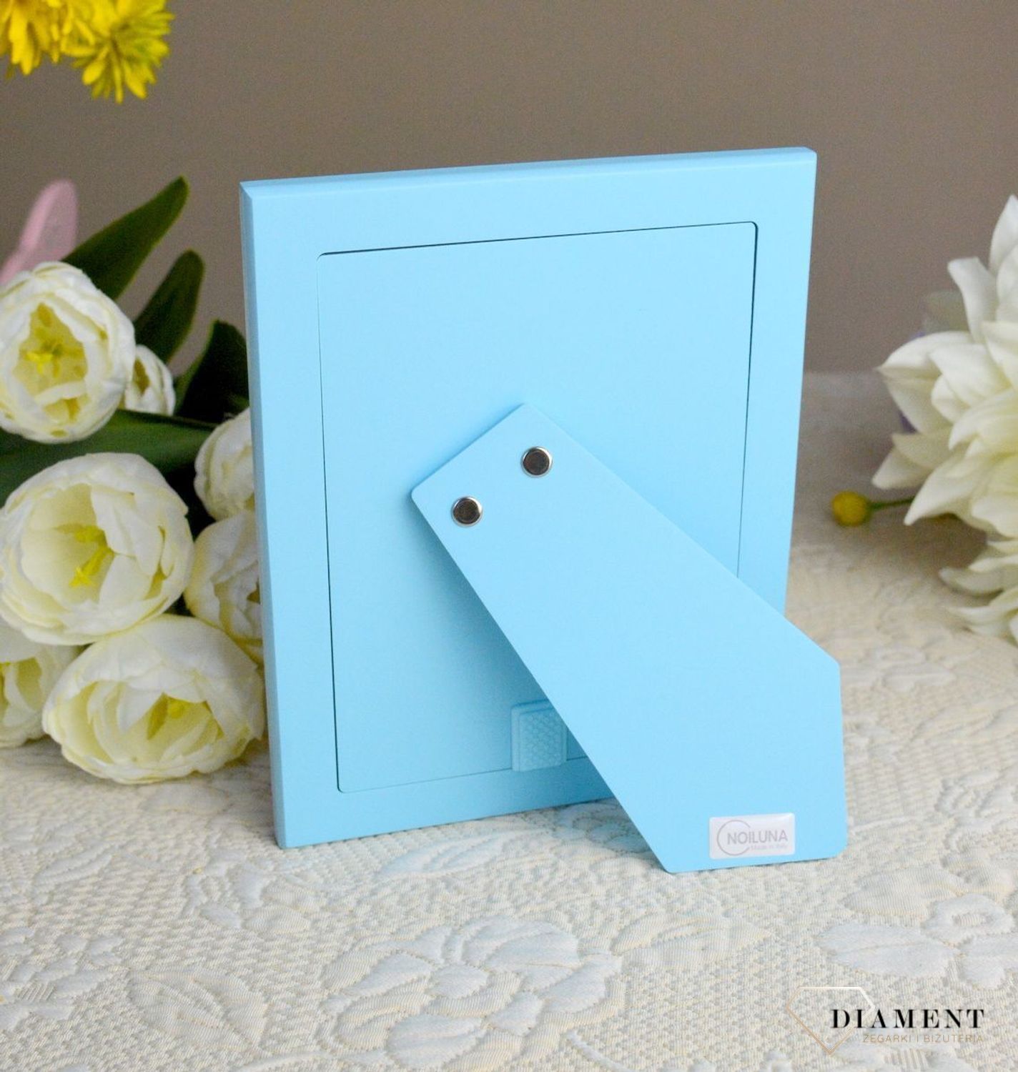 Wyjątkowa ramka na zdjęcie z aniołkiem w kolorze niebieskim. Produkt renomowanej włoskiej firmy znanej z wysokiej jakości wykonania i dbałości o detal. Wykonana jest z wysokiej jakości stali posrebrzanej zabezpieczonej lak.jpg