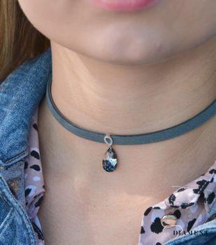 Naszyjnik choker Swarovski szara alcantara z kryształkiem Silver Night NOC610616HSN. Choker posiada regulacje, a łańcuszek przedłużający zakończony jest pięknym kryształkiem. Biżuteria ma dwa zastosowania można założy (1).JPG