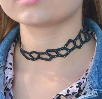 Naszyjnik typu choker z kryształkami Swarovski Cetus Rainbow Dark  NOCET1CZRD. Biżuteria ma dwa zastosowania - można nosić ją również jako bransoletkę. Naszyjnik wykonany z czarnej Alcantary®, srebra próby 925 oraz e (3).JPG