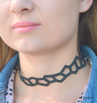 Naszyjnik typu choker z kryształkami Swarovski Cetus Rainbow Dark  NOCET1CZRD. Biżuteria ma dwa zastosowania - można nosić ją również jako bransoletkę. Naszyjnik wykonany z czarnej Alcantary®, srebra próby 925 oraz eks (1).JPG