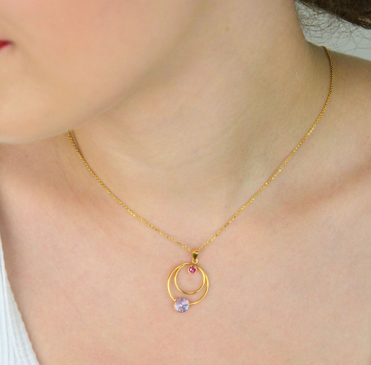 Elegancki naszyjnik Cercles Gold NODG2088RV wykonany ze srebra pozłacanego próby 925, ozdobiony kryształami Swarovski w kolorach fioletowym i różowym. Długość 42 cm (38 cm + 6 cm przedłużki). 1.webp