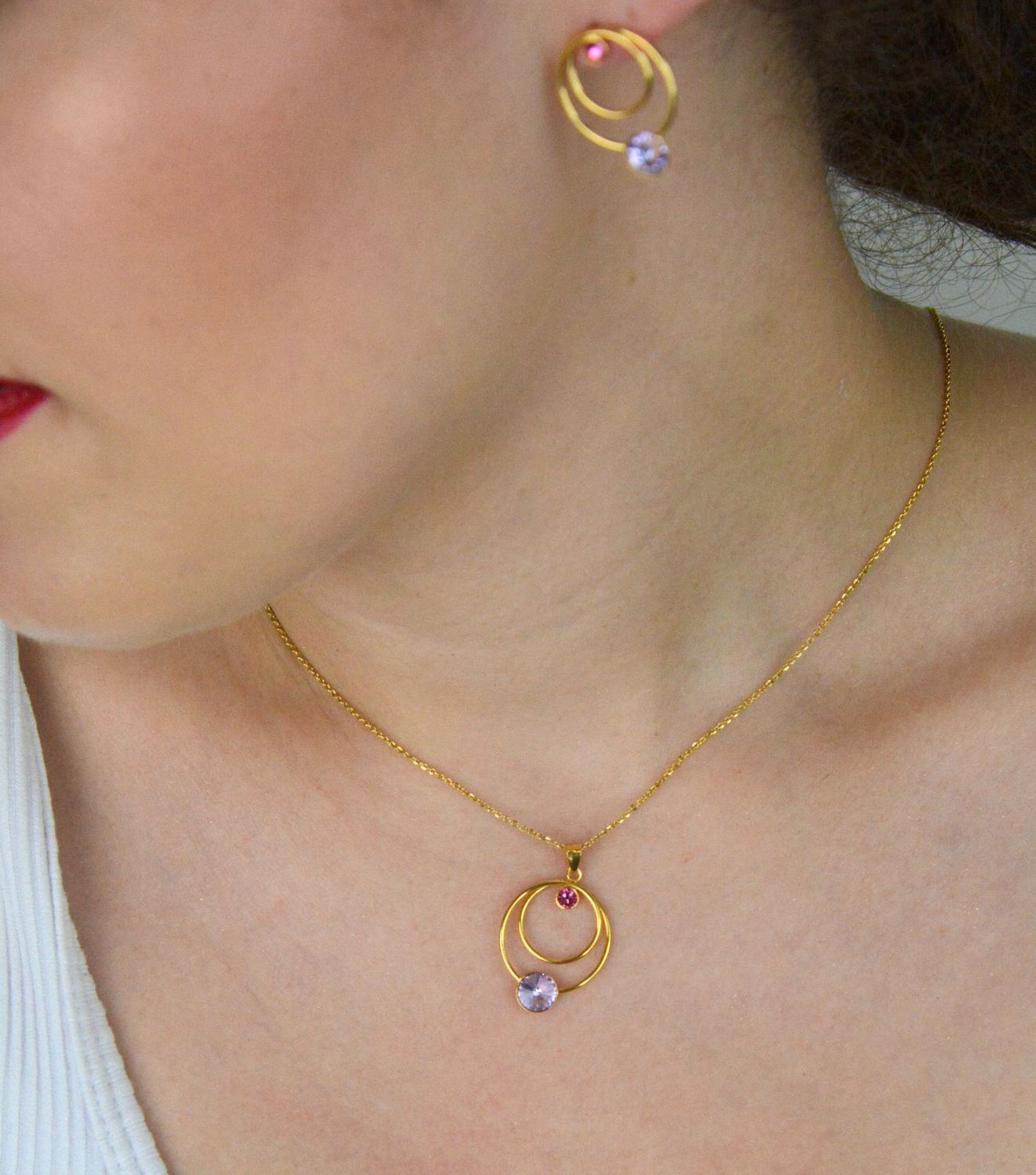 Elegancki naszyjnik Cercles Gold NODG2088RV wykonany ze srebra pozłacanego próby 925, ozdobiony kryształami Swarovski w kolorach fioletowym i różowym. Długość 42 cm (38 cm + 6 cm przedłużki). 1.webp