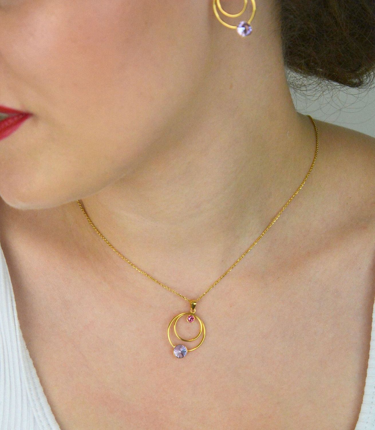 Elegancki naszyjnik Cercles Gold NODG2088RV wykonany ze srebra pozłacanego próby 925, ozdobiony kryształami Swarovski w kolorach fioletowym i różowym. Długość 42 cm (38 cm + 6 cm przedłużki). 1.webp